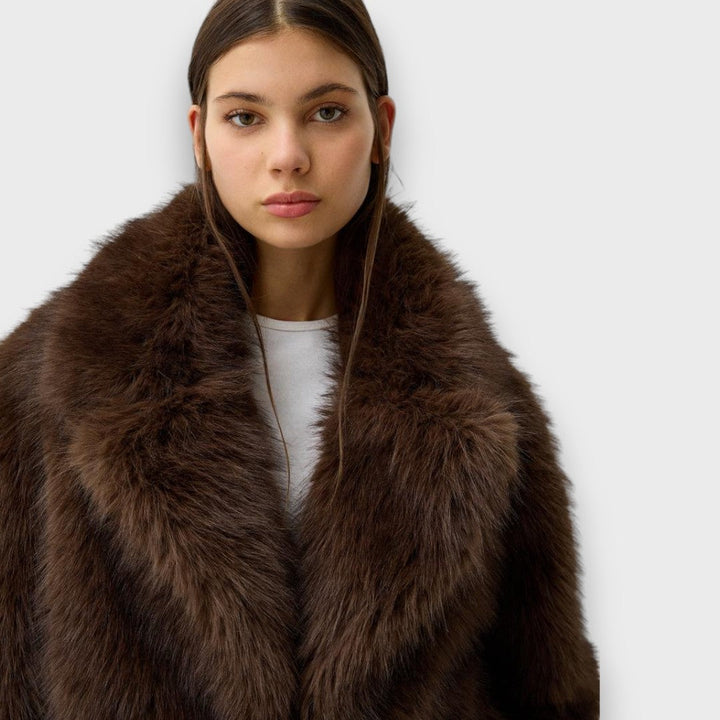 Illia™ - Chic Short Faux Fur Jacket with Oversized Collar