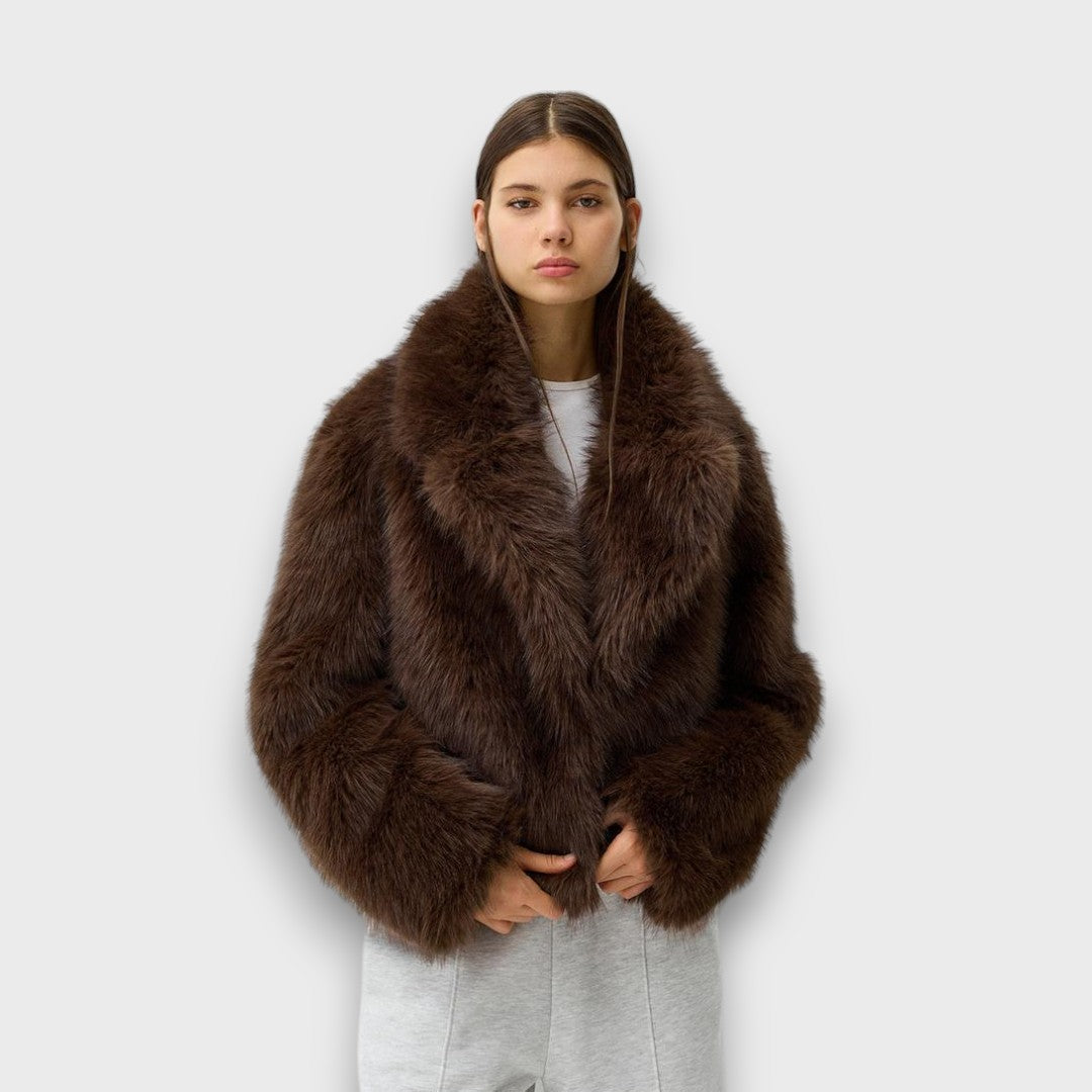 Illia™ - Chic Short Faux Fur Jacket with Oversized Collar